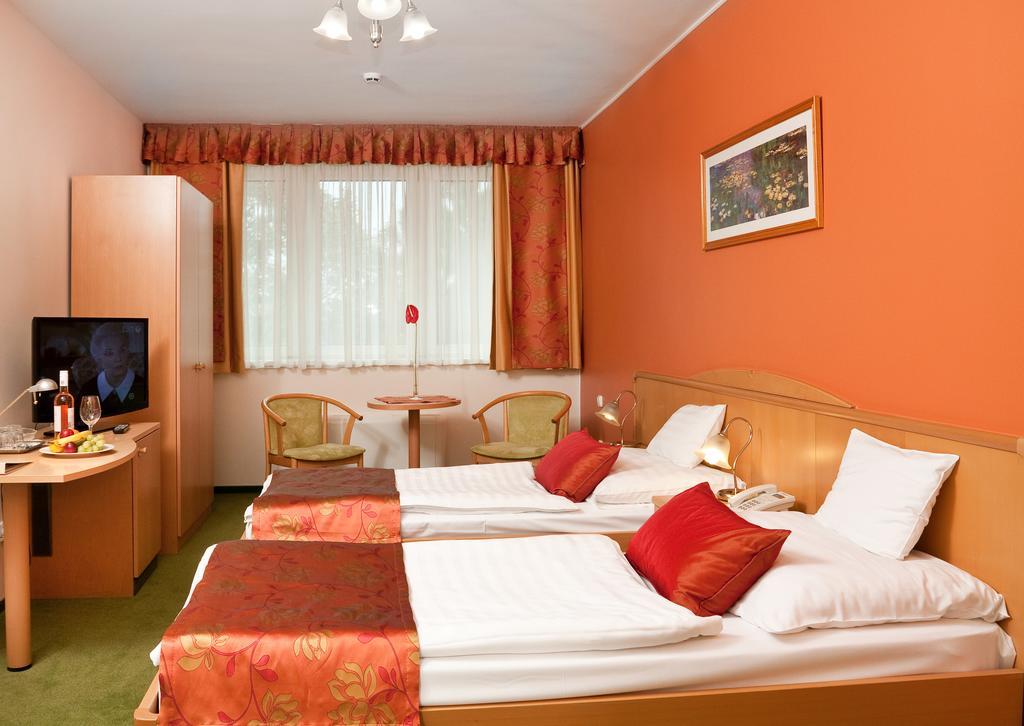 Hotel Kalvaria Győr Zimmer foto